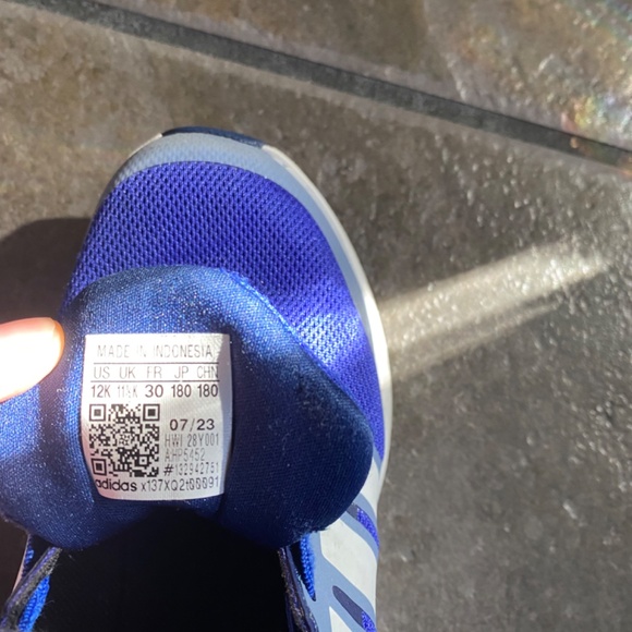 Adidas tennis shoes for boys - Picture 3 of 3